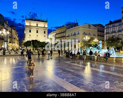Plaza del Ayuntamiento Valencia in der Abenddämmerung, wo die Leute die abendliche Atmosphäre genießen Stockfoto
