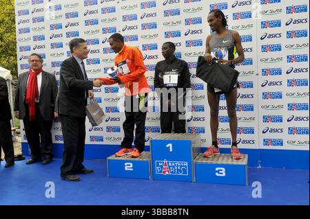 Frankreich, Paris, 36. Marathon von Paris, April 15,2012 Sieger auf dem Podium. In der Herren-Division 1 -Stanley Biwott (2:05:11),2-Raji Assefa (2:06:23),3-Sisay Ji Stockfoto