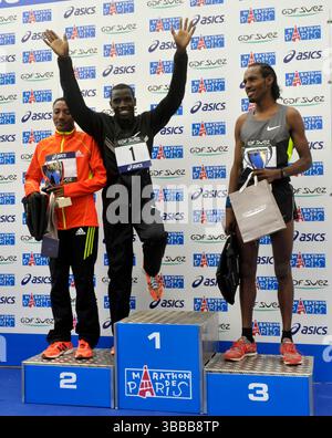 Frankreich, Paris, 36. Marathon von Paris, April 15,2012 Sieger auf dem Podium. In der Herren-Division 1 -Stanley Biwott (2:05:11),2-Raji Assefa (2:06:23),3-Sisay Ji Stockfoto