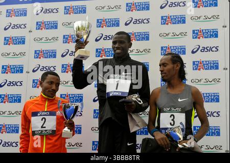 Frankreich, Paris, 36. Marathon von Paris, April 15,2012 Sieger auf dem Podium. In der Herren-Division 1 -Stanley Biwott (2:05:11),2-Raji Assefa (2:06:23),3-Sisay Ji Stockfoto