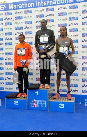 Frankreich, Paris, 36. Marathon von Paris, April 15,2012 Sieger auf dem Podium. In der Herren-Division 1 -Stanley Biwott (2:05:11),2-Raji Assefa (2:06:23),3-Sisay Ji Stockfoto
