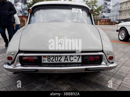 Minsk, Weißrussland, 15. Mai 2025 - Rückansicht des klassischen Citroen DS. Retro-Oldtimer Stockfoto