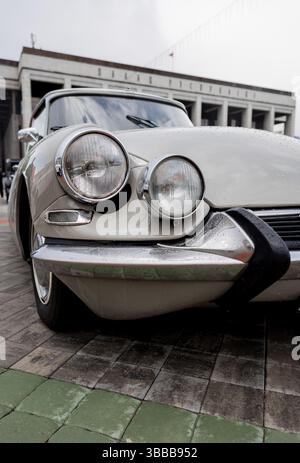 Minsk, Weißrussland, 15. Mai 2025 - Scheinwerfer des Oldtimers Citroen DS. Luxuriöses Retro-Auto Stockfoto