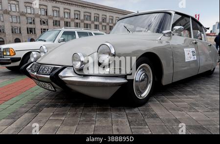 Minsk, Weißrussland, 15. Mai 2025 - Oldtimer Citroen DS parkt auf der Straße Stockfoto