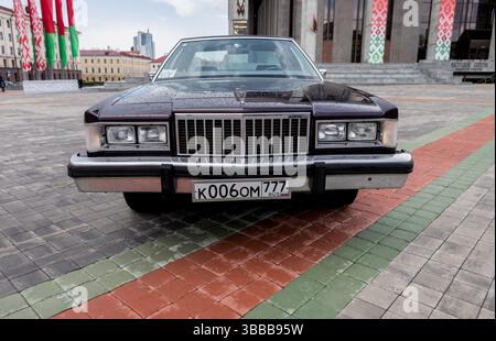 Minsk, Weißrussland, 15. Mai 2025 – Vorderansicht amerikanischer klassischer Luxuswagen Mercury Grand Marquis Stockfoto