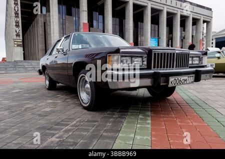 Minsk, Weißrussland, 15. Mai 2025 – klassischer amerikanischer Oldtimer Mercury Marquis in der Stadt Stockfoto