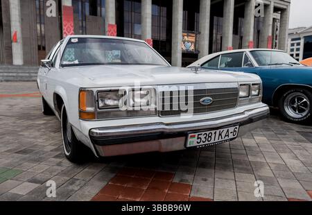 Minsk, Weißrussland, 15. Mai 2025 – Vorderansicht des Oldtimer Ford Crown Victoria in der Stadt Stockfoto