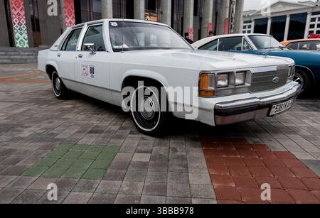 Minsk, Weißrussland, 15. Mai 2025 – Classic american Limousine Ford LTD Crown Victoria auf Autoshow Stockfoto