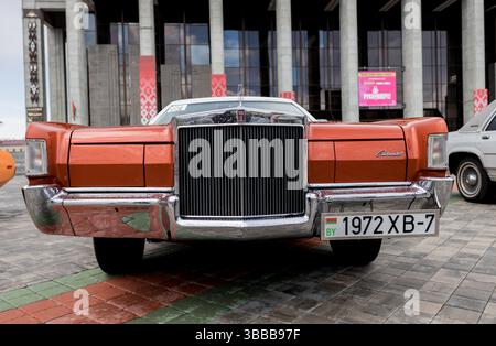 Minsk, Weißrussland, 15. Mai 2025 – Vorderansicht des Retro-Wagens Lincoln Continental Mark 4 auf Autoshow Stockfoto