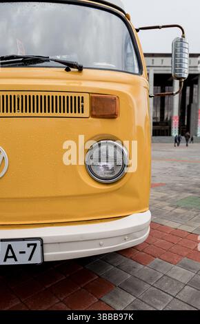 Minsk, Weißrussland, 15. Mai 2025 - vibrierender Vintage-Van von Volkswagen mit rundem Scheinwerfer. Klassischer Retro-Wohnmobil VW Stockfoto