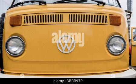 Minsk, Weißrussland, 15. Mai 2025 – Classic Camper Van Volkswagen, Vorderansicht Stockfoto