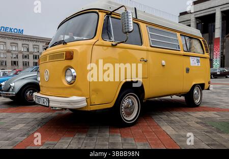 Minsk, Weißrussland, 15. Mai 2025 - deutscher Vintage-Lieferwagen von Volkswagen mit runden Scheinwerfern. Klassischer VW-Retro Stockfoto