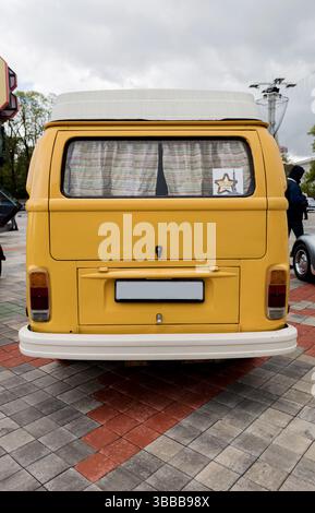 Minsk, Weißrussland, 15. Mai 2025 - alter Volkswagen Van, Rückansicht. deutsche Retro-Transporte Stockfoto