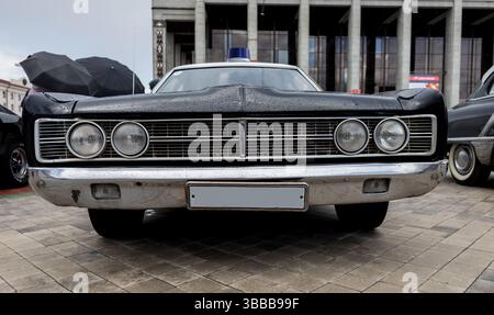 Minsk, Weißrussland, 15. Mai 2025: Altes Amerikanisches Polizeiauto. Vintage Classic Auto Stockfoto