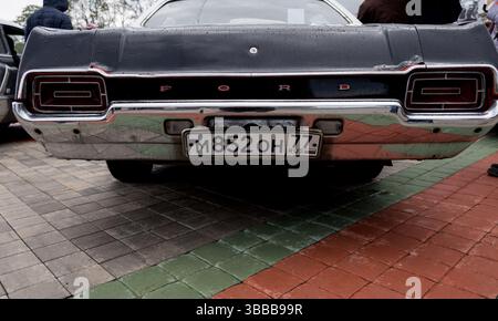 Minsk, Weißrussland, 15. Mai 2025 - Rückansicht des alten amerikanischen Polizeiautos auf der Motorshow. Vintage Ford Stockfoto