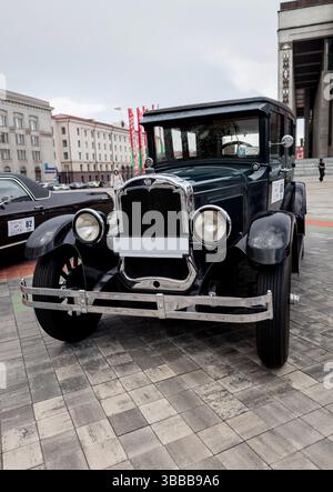 Minsk, Weißrussland, 15. Mai 2025 - Oldsmobile Oldsmobile in der Stadt, Vorderansicht Stockfoto