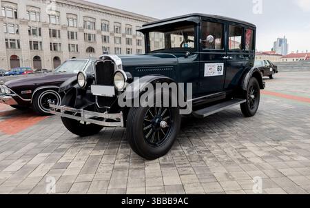 Minsk, Weißrussland, 15. Mai 2025 – Oldsmobile im Oldsmobile-Stil. Klassisches Retro-Auto Stockfoto