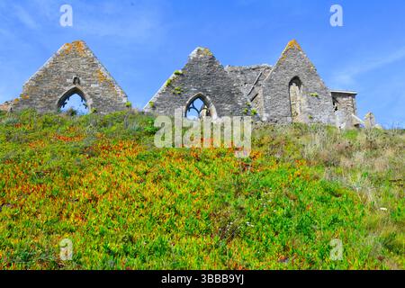 Pointe Saint-Mathieu, die Ruinen des Klosters Saint Maur und Saint-Mathieu, Bretagne, Departement Finistére, Frankreich. Stockfoto