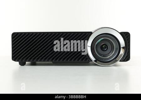 Ein moderner Videoprojektor isoliert auf weiß Stockfoto