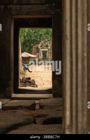 ANGKO WAT, KAMBODSCHA - 11. JANUAR 2023: Tempelwache ruht in Ta Prohm in Angkor, Kambodscha Stockfoto