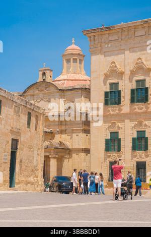 Historisches Valletta, Blick vom Plaza Castille in Richtung altes Postamt (links), Kirche St. Katharina (Mitte), Auberge de Castille (rechts) Malta Stockfoto