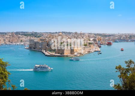 Hafen von Valletta, Blick im Sommer auf den Grand Harbour, der die maltesischen Städte Valletta und Vittoriosa, Malta, trennt Stockfoto
