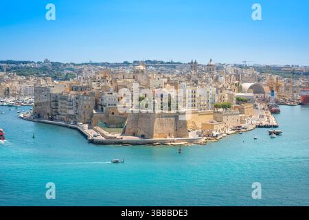 Fort St. Angelo Malta, Blick im Sommer über den Grand Harbour in Valletta in Richtung Fort St. Angelo und der Stadt Vittoriosa (Birgu), Malta Stockfoto