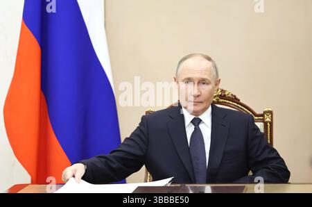 Moskau, Russland. Mai 2025. Der russische Präsident Wladimir Putin leitet eine Sitzung über die anstehenden russisch-ukrainischen Gespräche, die am 15. Mai 2025 im Kreml in Istanbul in Moskau stattfinden werden. Der ukrainische Präsident Wolodymyr Zelenskyj wird persönlich bei den Gesprächen erscheinen, aber Putin entsendet eine niederrangige Delegation zur Teilnahme. Quelle: Alexander Kazakov/Kreml Pool/Alamy Live News Stockfoto