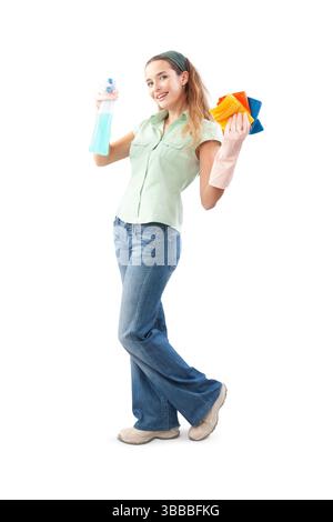 Lächelnde Frau, die eine Sprühflasche und Putztücher hält und in die Kamera blickt. Vorderansicht, isoliert auf weißem Hintergrund. Hygienekonzept, Kuppel Stockfoto