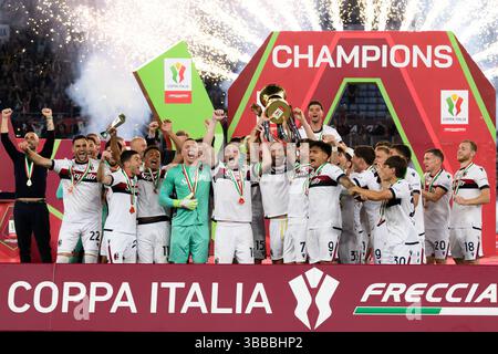 Die Bologna-Spieler feiern mit der Trophäe am Ende des letzten Fußballspiels zwischen dem AC Milan und Bologna FC im Stadio Olimpico in Rom (Italien) am 14. Mai 2025. Stockfoto