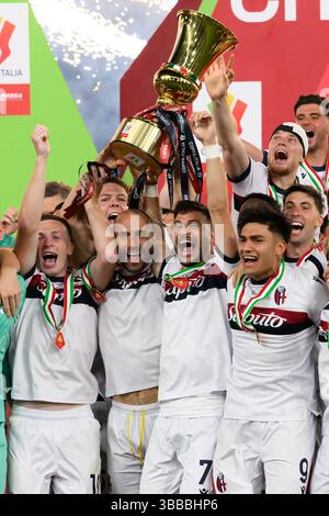 Die Bologna-Spieler feiern mit der Trophäe am Ende des letzten Fußballspiels zwischen dem AC Milan und Bologna FC im Stadio Olimpico in Rom (Italien) am 14. Mai 2025. Stockfoto