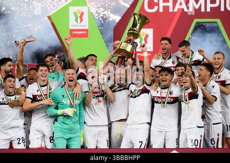Die Bologna-Spieler feiern mit der Trophäe am Ende des letzten Fußballspiels zwischen dem AC Milan und Bologna FC im Stadio Olimpico in Rom (Italien) am 14. Mai 2025. Stockfoto