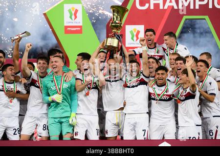 Die Bologna-Spieler feiern mit der Trophäe am Ende des letzten Fußballspiels zwischen dem AC Milan und Bologna FC im Stadio Olimpico in Rom (Italien) am 14. Mai 2025. Stockfoto