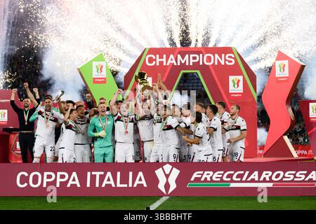 Die Bologna-Spieler feiern mit der Trophäe am Ende des letzten Fußballspiels zwischen dem AC Milan und Bologna FC im Stadio Olimpico in Rom (Italien) am 14. Mai 2025. Stockfoto