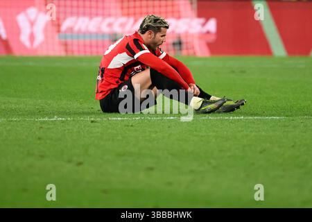 Theo Hernandez vom AC Milan sieht am Ende des Finalspiels zwischen AC Milan und Bologna FC im Stadio Olimpico in Rom (Italien) am 14. Mai 2025 niedergeschlagen aus. Stockfoto