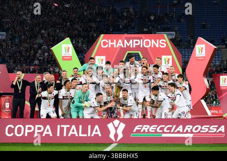Die Bologna-Spieler feiern mit der Trophäe am Ende des letzten Fußballspiels zwischen dem AC Milan und Bologna FC im Stadio Olimpico in Rom (Italien) am 14. Mai 2025. Stockfoto