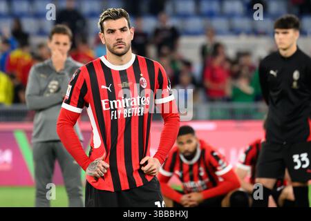 Theo Hernandez vom AC Milan sieht am Ende des Finalspiels zwischen AC Milan und Bologna FC im Stadio Olimpico in Rom (Italien) am 14. Mai 2025 niedergeschlagen aus. Stockfoto