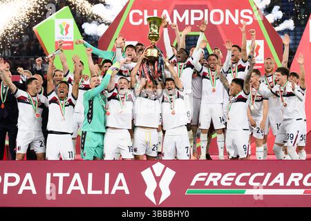 Die Bologna-Spieler feiern mit der Trophäe am Ende des letzten Fußballspiels zwischen dem AC Milan und Bologna FC im Stadio Olimpico in Rom (Italien) am 14. Mai 2025. Stockfoto
