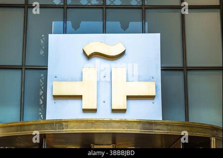 MADRID, SPANIEN - 6. NOVEMBER 2022: Das Logo des Cervantes-Instituts wird an der Fassade seines Hauptsitzes in Madrid, Spanien, angebracht. Das Cervantes-Institut i Stockfoto