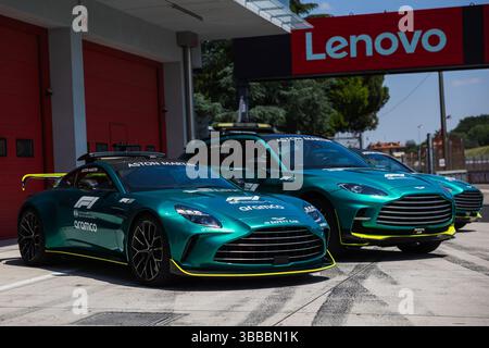 Autodromo Enzo e Dino Ferrari, Imola, Italien.15.Mai.2025; Aston Martin Sicherheitsfahrzeuge in der Boxengasse während des Formel 1 Emilia Romagna Grand Prix Credit: Jay Hirano/AFLO/Alamy Live News Stockfoto