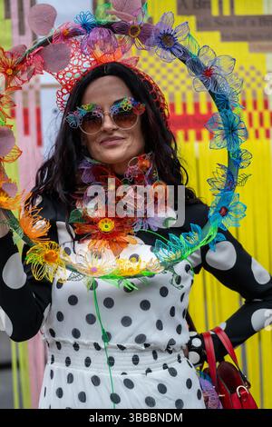London, Großbritannien, 15. Mai 2025, fand der monatliche Farbspaziergang auf dem Spitalfields Market an einem kühlen Frühlingstag statt. Aber all die Leute mit Farbe erhellten den Tag. The Colour Walk findet jeden Monat am dritten Donnerstag statt. Andrew Lalchan Photography/Alamy Live News Stockfoto
