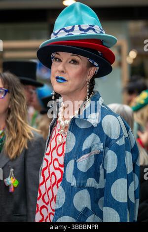 London, Großbritannien, 15. Mai 2025, fand der monatliche Farbspaziergang auf dem Spitalfields Market an einem kühlen Frühlingstag statt. Aber all die Leute mit Farbe erhellten den Tag. The Colour Walk findet jeden Monat am dritten Donnerstag statt. Andrew Lalchan Photography/Alamy Live News Stockfoto