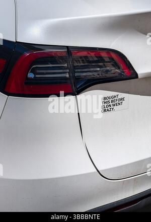 Ich habe das gekauft, bevor Elon auf einem Tesla-Auto in Italien geparkt hat. Stockfoto