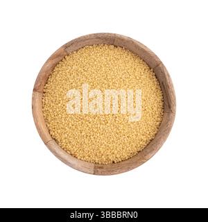 Trockener Couscous in Holzschale isoliert auf weißem Hintergrund Stockfoto