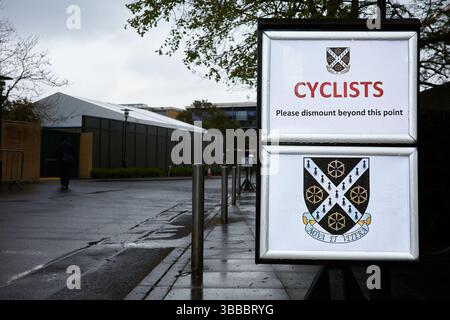 Hinweis „Radfahrer steigen aus“ am Eingang zum St. Catherine's College, University of Oxford, England. Stockfoto