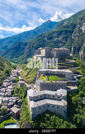 Luftaufnahme der imposanten Festung Forte di Bard im Sommer. Bard, Aostatal, Italien, Europa. Stockfoto