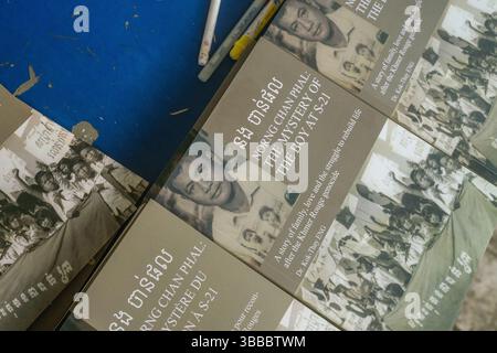 Phnom Penh, Kambodscha – 16. April 2025: Ein Buch von Norng Chan Phal, dem Überlebenden, im Tuol Sleng Genocide Museum, auch bekannt als S21 Prison, in Stockfoto