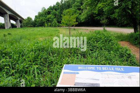 Teilweiser Blick auf das Willkommen auf Belle Isle-Schild mit Wanderweg und Überführungsbrücke im Hintergrund; das Juwel des James River Park System; Richmond, Virginia. Stockfoto
