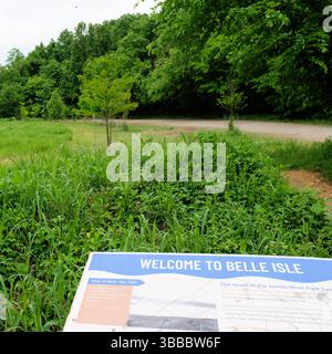 Teilweiser Blick auf das Willkommen auf Belle Isle-Schild mit Wanderweg und Laub im Hintergrund; das Jewel of the James River Park System; Richmond, Virginia. Stockfoto