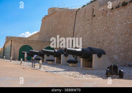 Valletta Fort St Emo, Blick auf vier schwere, gezündete Geschütze aus dem 19. Jahrhundert im National war Museum, Fort St Elmo, Valletta, Malta Stockfoto